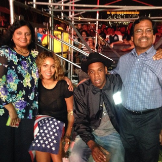Illustration for article titled Aziz Ansari’s parents took a very cute photo with Beyoncé and Jay Z